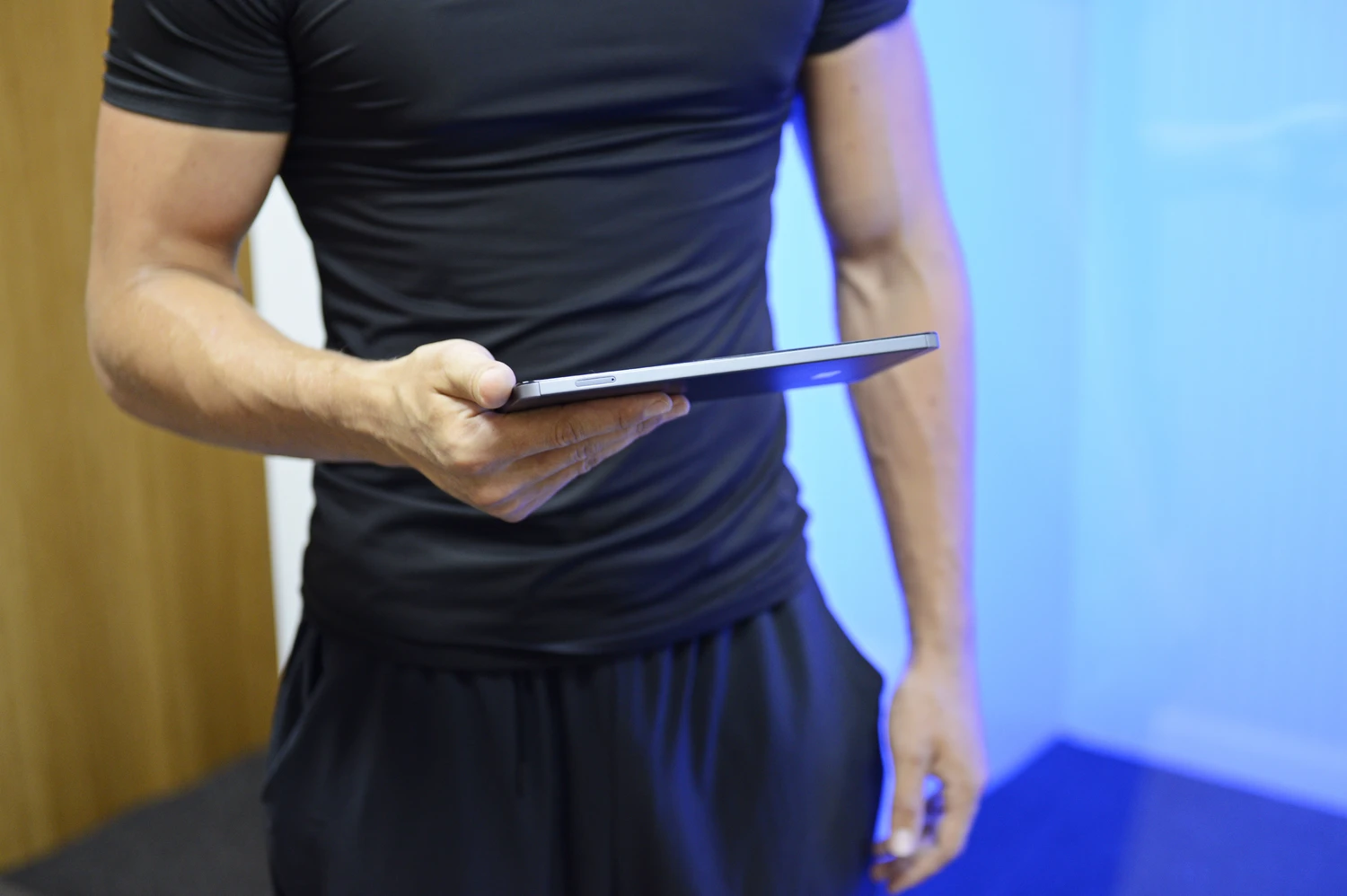 Physiotherapie Saskia Schröck GbR - Kältekammer Steinweg Halle - Mann mit iPad