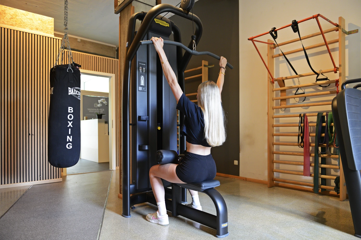 Physiotherapie Saskia Schröck GbR - Kältekammer Steinweg Halle - Hierbei handelt es sich um eine von MECOTEC hergestellte Ganzkörper-Kryotherapiekammer cryo:one bzw. cryo:one+.
